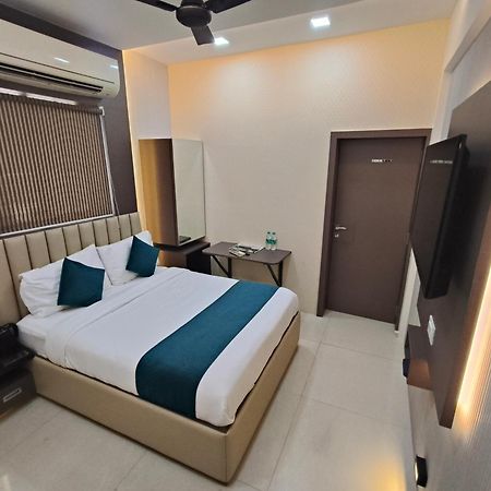 Hotel Triton - Near Us Embassy - Hotel In Sion مومباي المظهر الخارجي الصورة