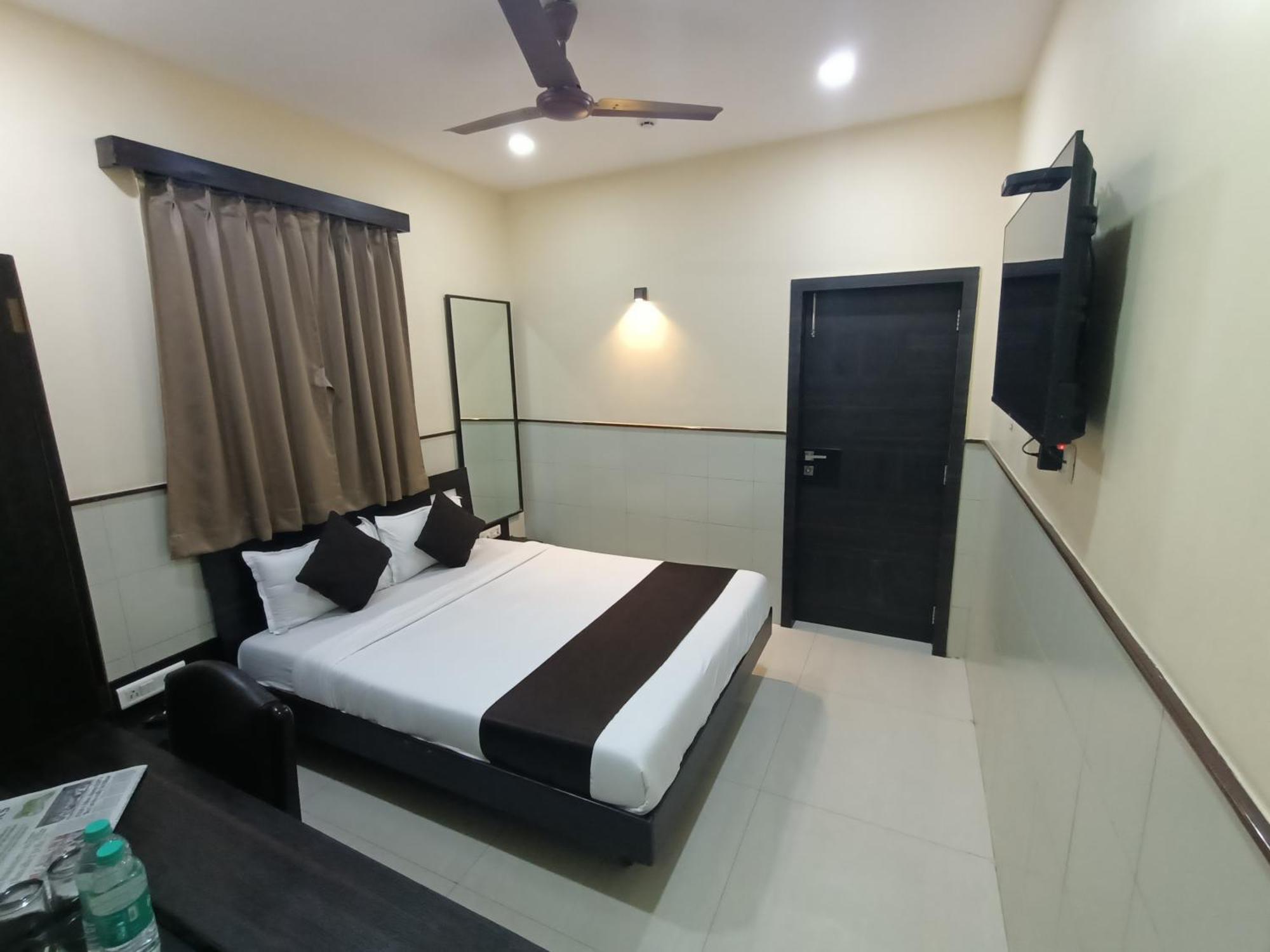 Hotel Triton - Near Us Embassy - Hotel In Sion مومباي المظهر الخارجي الصورة