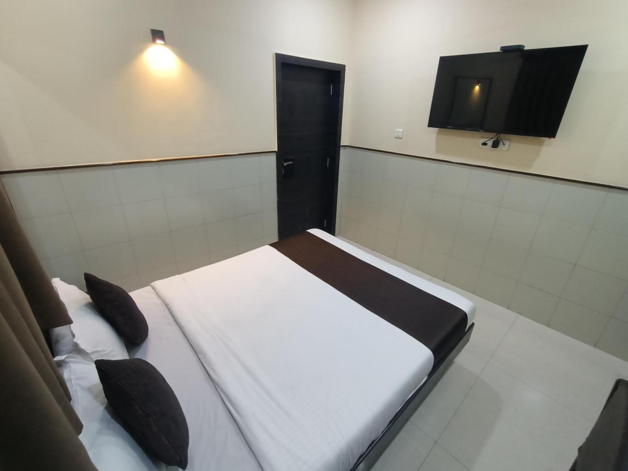 Hotel Triton - Near Us Embassy - Hotel In Sion مومباي المظهر الخارجي الصورة