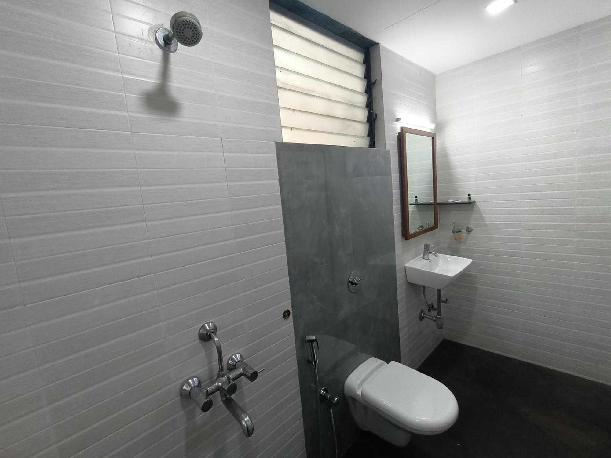 Hotel Triton - Near Us Embassy - Hotel In Sion مومباي المظهر الخارجي الصورة