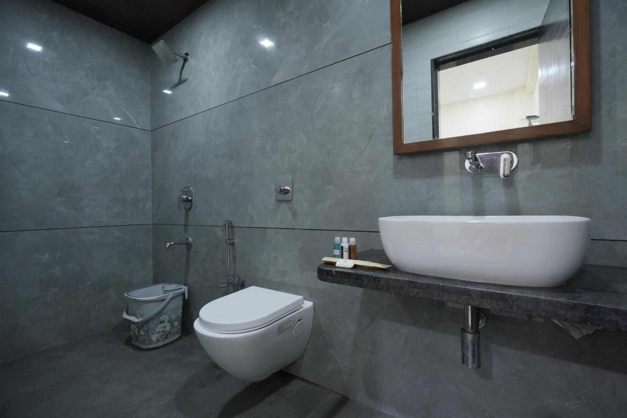 Hotel Triton - Near Us Embassy - Hotel In Sion مومباي المظهر الخارجي الصورة