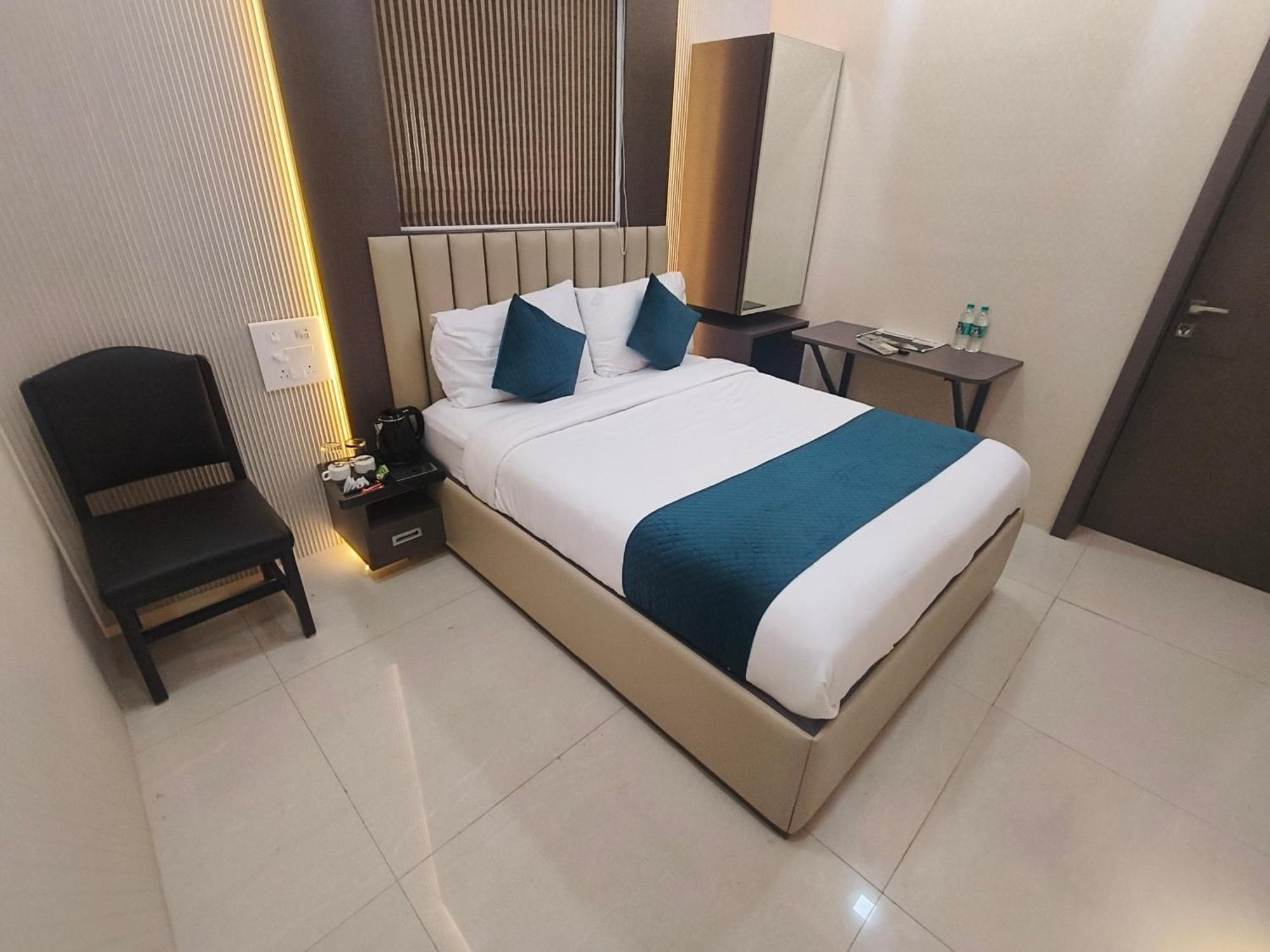 Hotel Triton - Near Us Embassy - Hotel In Sion مومباي المظهر الخارجي الصورة