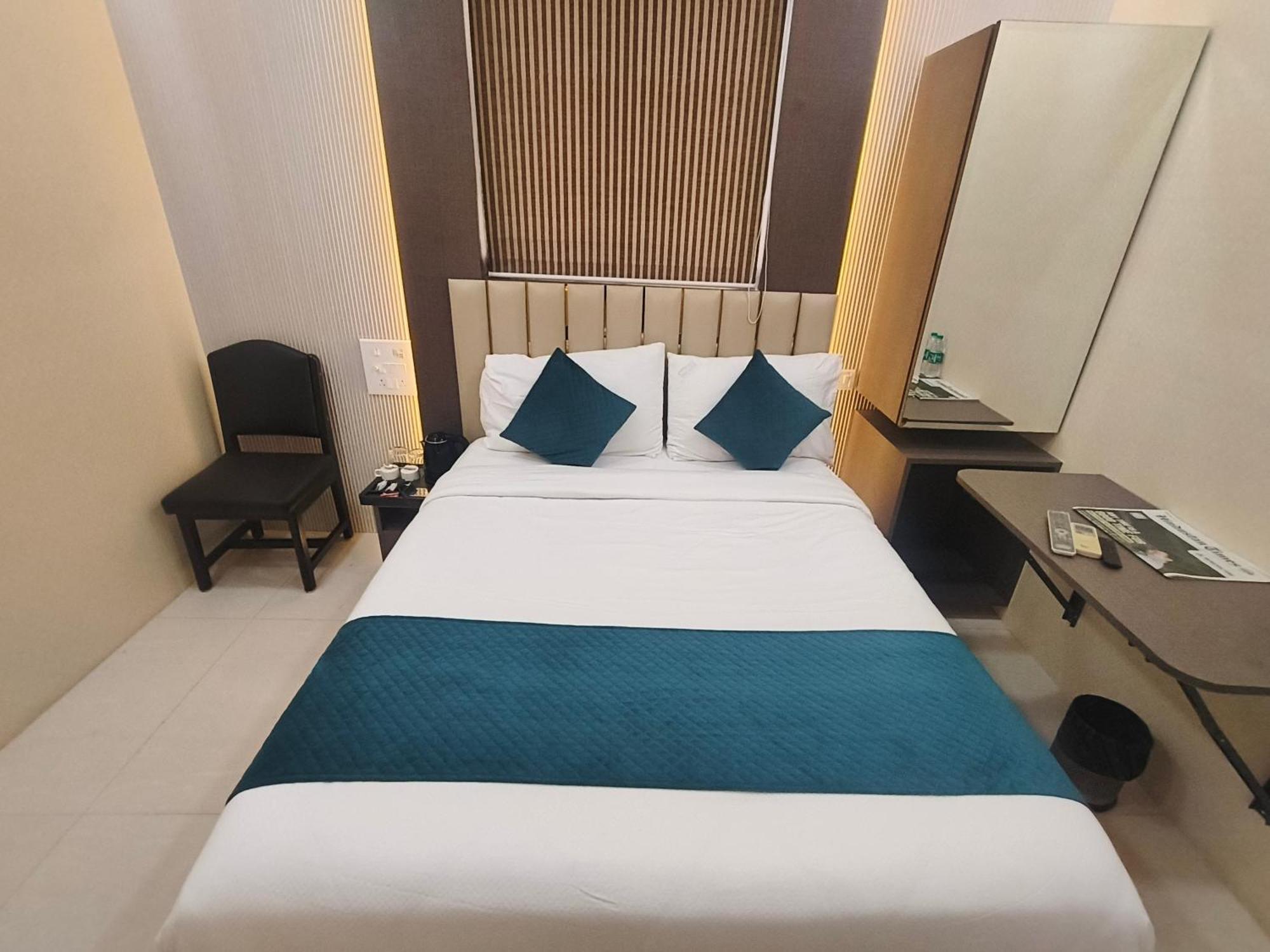 Hotel Triton - Near Us Embassy - Hotel In Sion مومباي المظهر الخارجي الصورة
