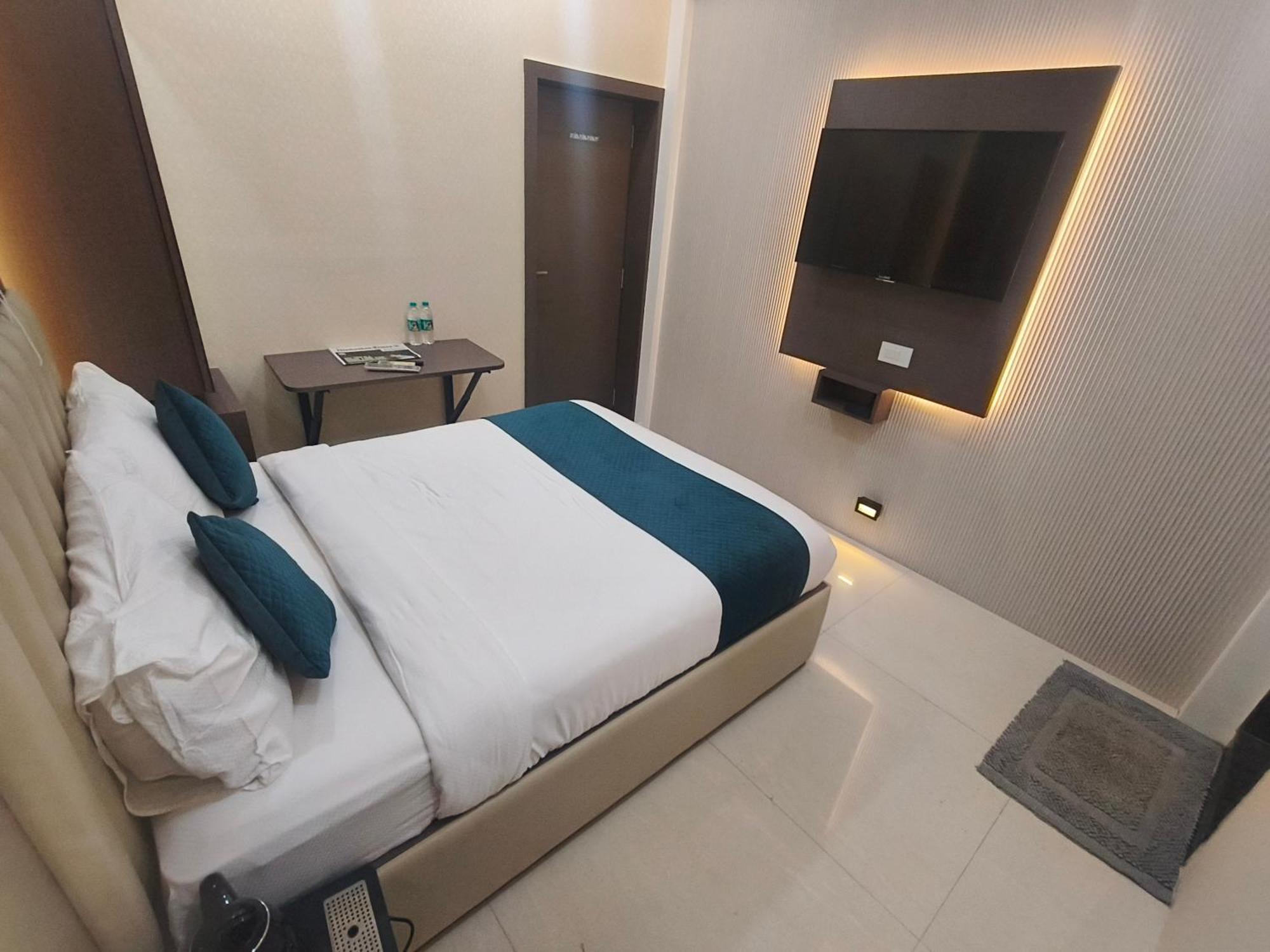 Hotel Triton - Near Us Embassy - Hotel In Sion مومباي المظهر الخارجي الصورة