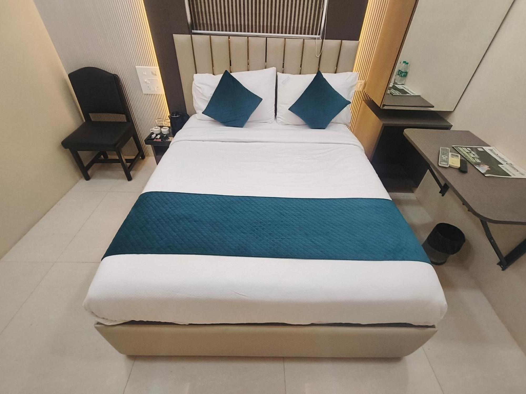 Hotel Triton - Near Us Embassy - Hotel In Sion مومباي المظهر الخارجي الصورة