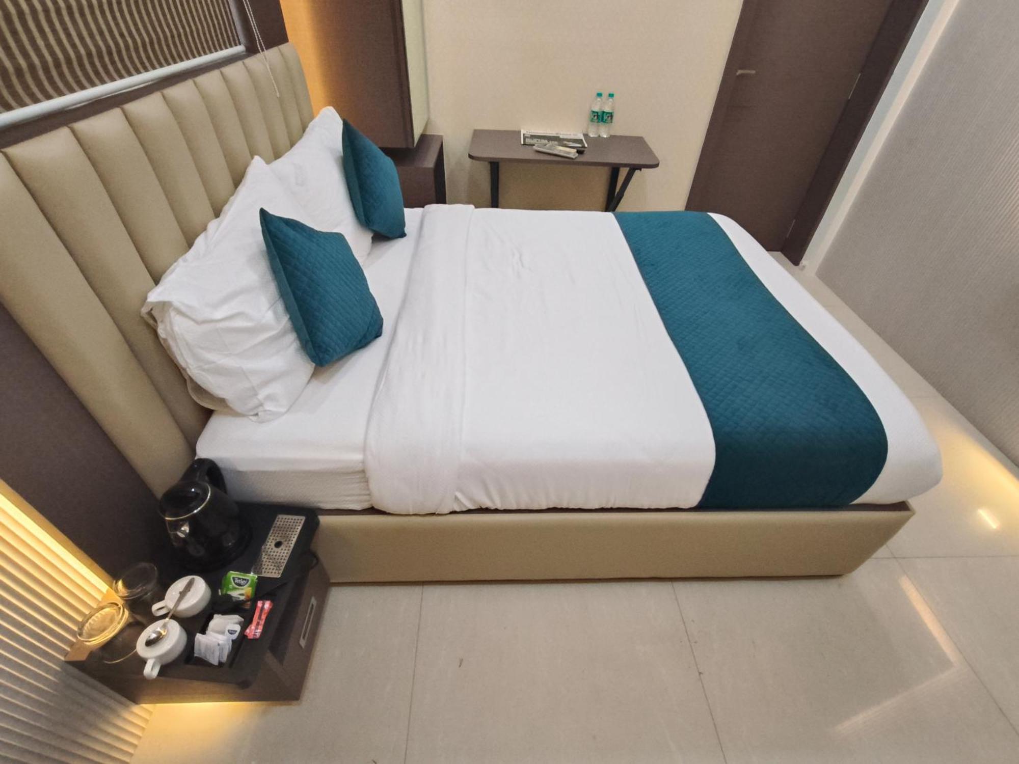 Hotel Triton - Near Us Embassy - Hotel In Sion مومباي المظهر الخارجي الصورة