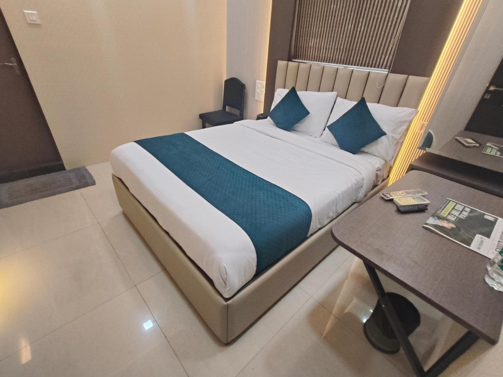 Hotel Triton - Near Us Embassy - Hotel In Sion مومباي المظهر الخارجي الصورة