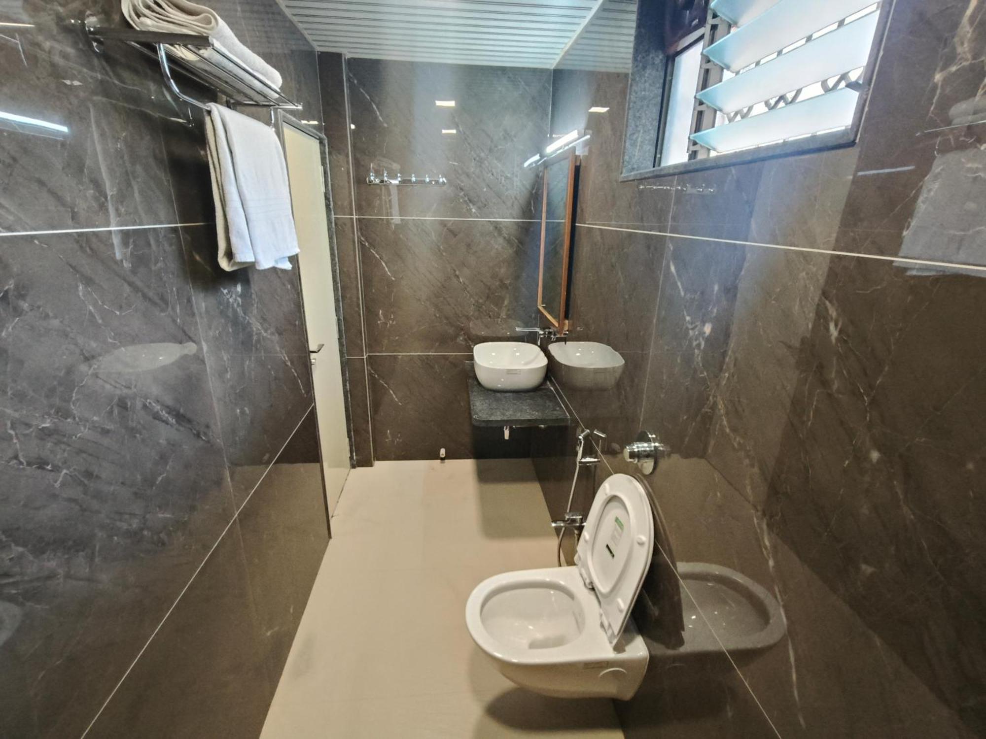 Hotel Triton - Near Us Embassy - Hotel In Sion مومباي المظهر الخارجي الصورة